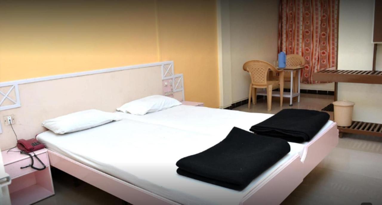 Hotel Rajesh โกลฮาปูร์ ภายนอก รูปภาพ